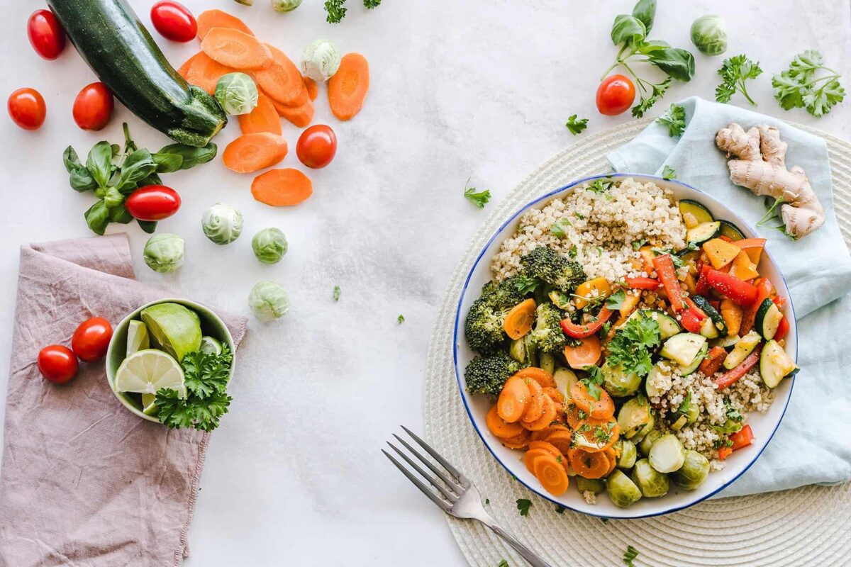 Hinchazón en la menopausia: causas frecuentes y qué puedes hacer desde la alimentación Plato saludable con verduras para una alimentación equilibrada en la menopausia