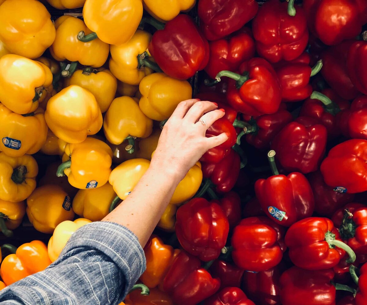 5 cambios en la alimentación que pueden ayudarte en la perimenopausia Pimientos de colores como parte de una alimentación saludable